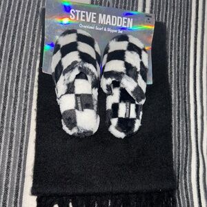 Steve Madden oversized scarf and slipper set Medium 7/8